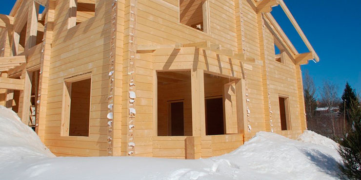 Преимущества возведение деревянных домов зимой